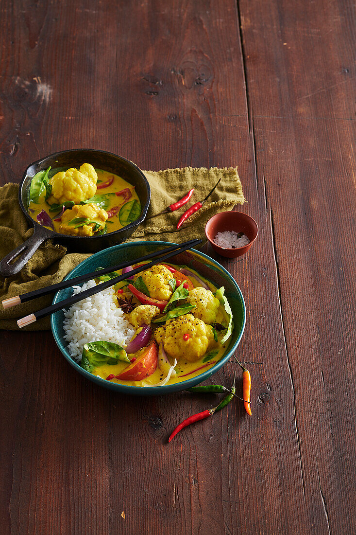 Cauliflower in turmeric sauce with rice