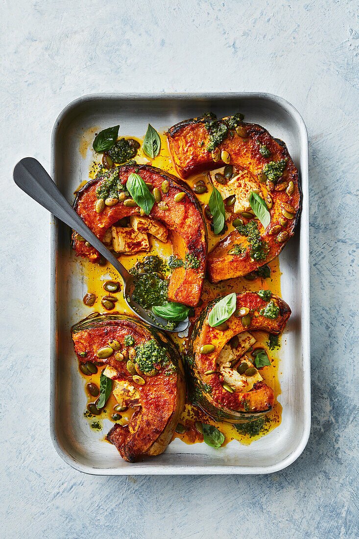 Smoked pumpkin with feta and pesto from the oven