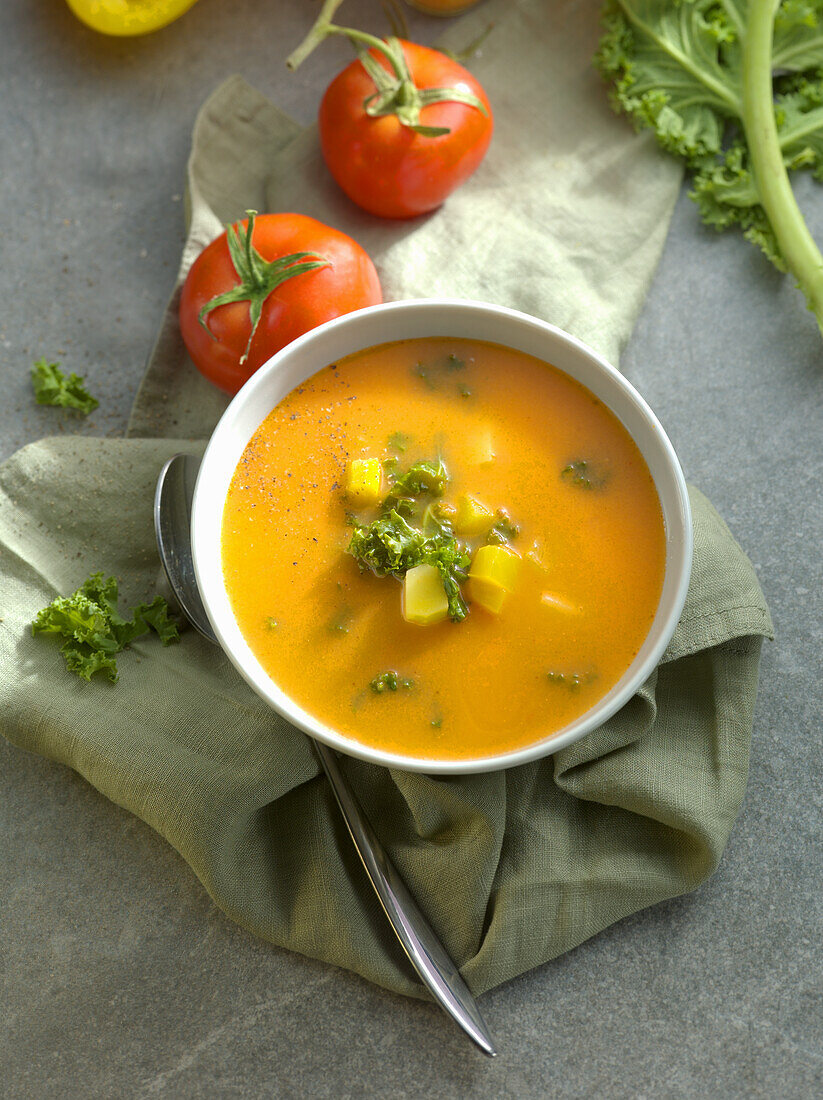 Grünkohl-Tomaten-Suppe mit Kartoffeln