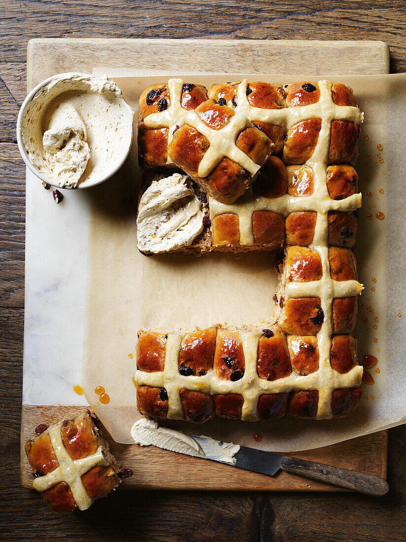 Hot cross buns with rum and sultanas