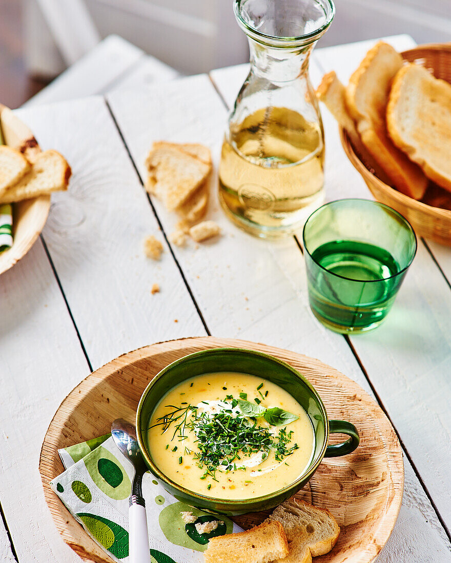 Sommerliche Kartoffelsuppe mit Kräutern