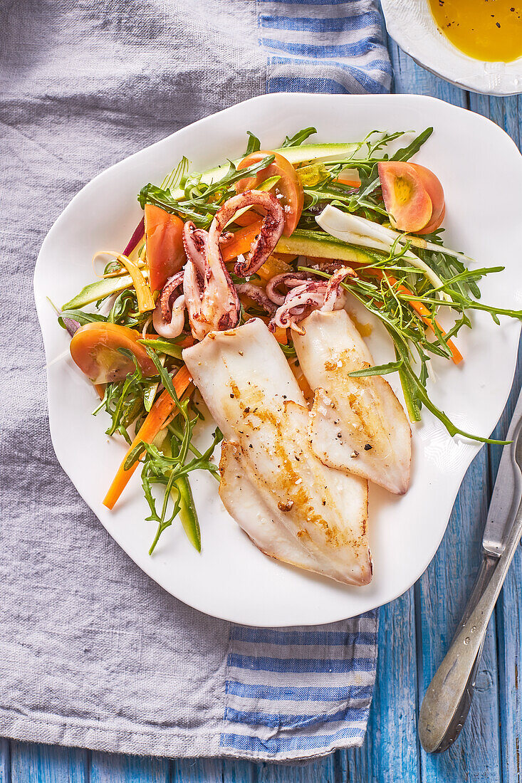 Doppelt gegarter Tintenfisch mit Sommergemüse-Salat