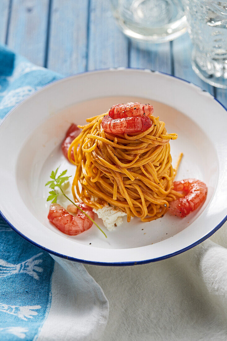 Tajarin mit Schafsricotta und roten Garnelen