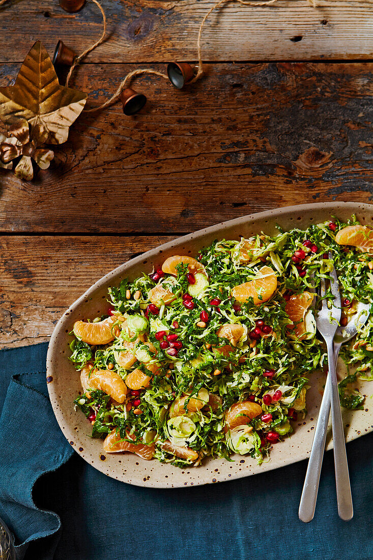 Winterlicher Rosenkohlsalat mit Clementinen und Granatapfel-Dressing