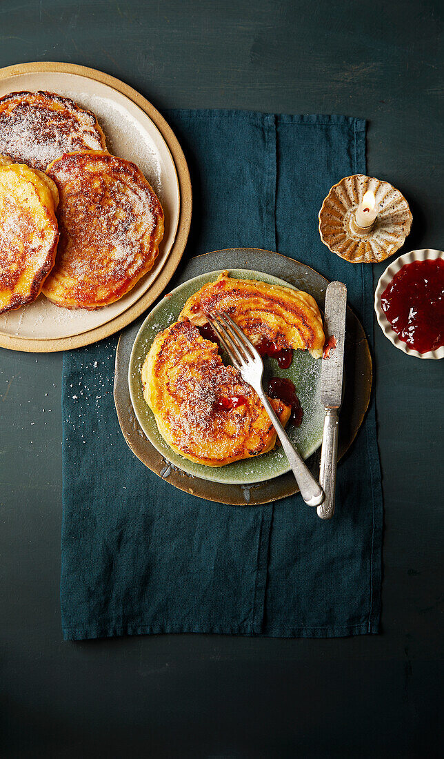 Donut-Pancakes mit Marmelade