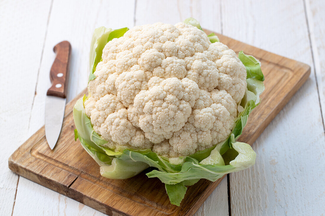 Ganzer Blumenkohl auf Schneidebrett