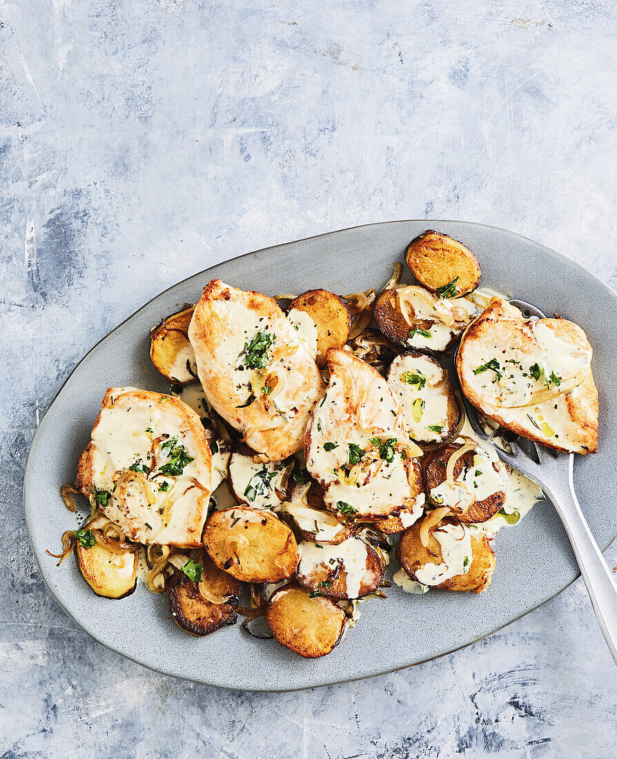 Cremiges One-Pan-Hähnchen mit sautierten Kartoffeln