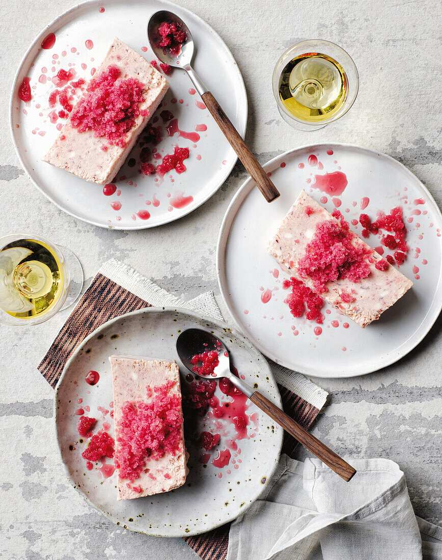 Pflaumenparfait mit Riberry-Granita