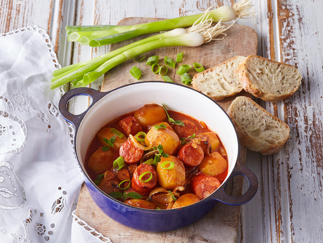 Kartoffelgulasch mit Wurst