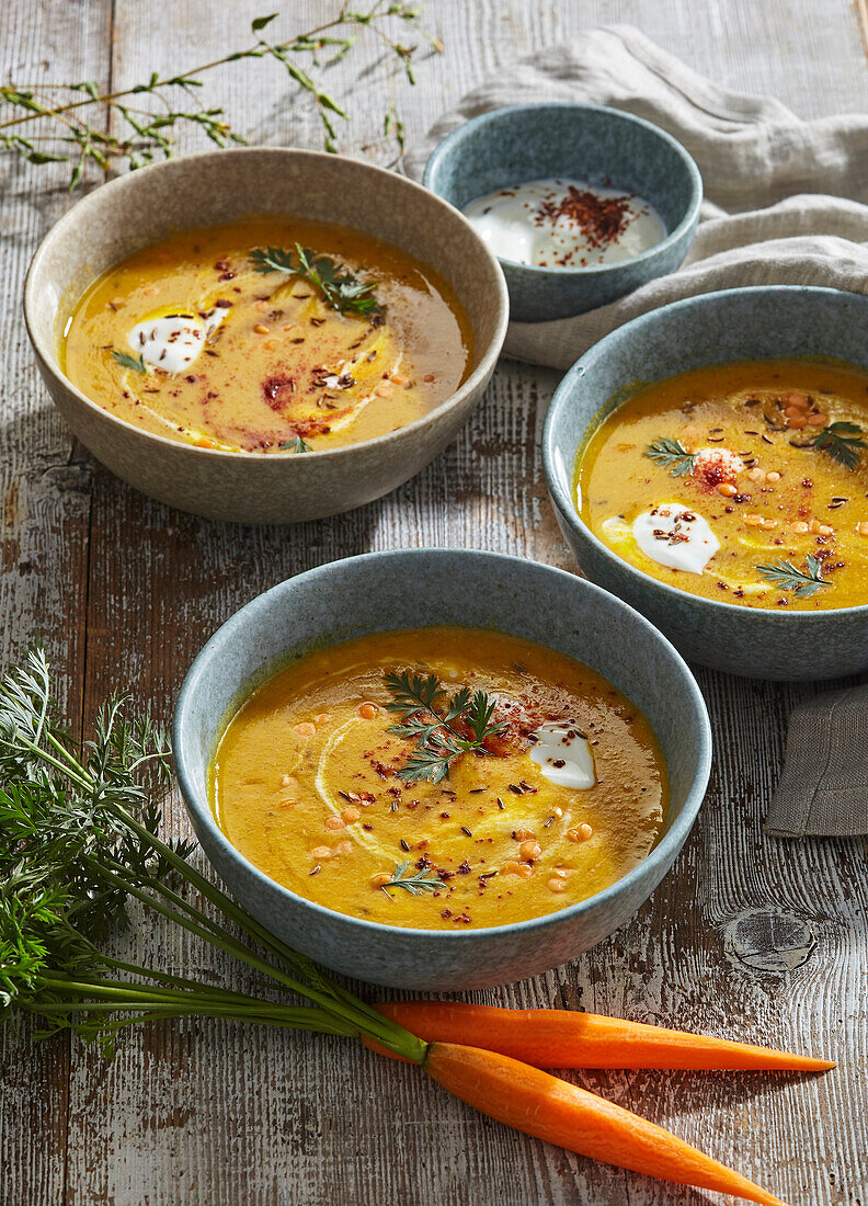 Scharfe Möhrensuppe mit roten Linsen