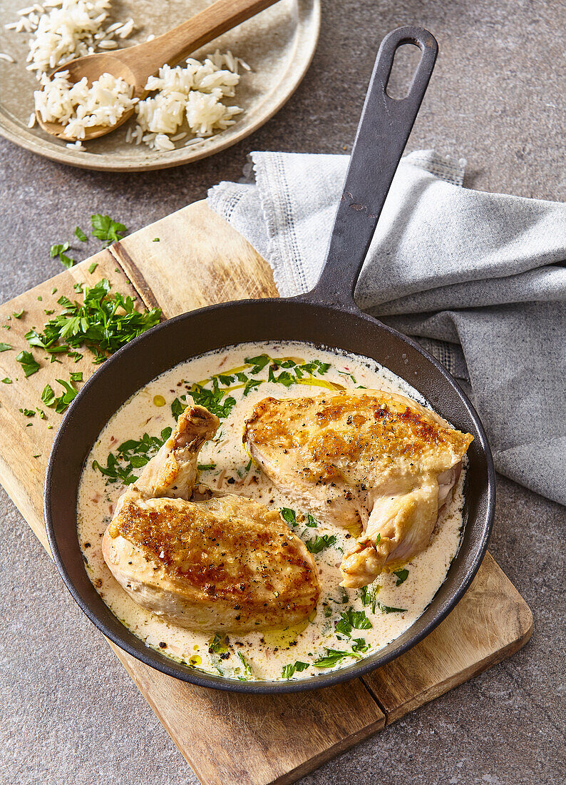 Gebratenes Hähnchen in Weißweinsauce