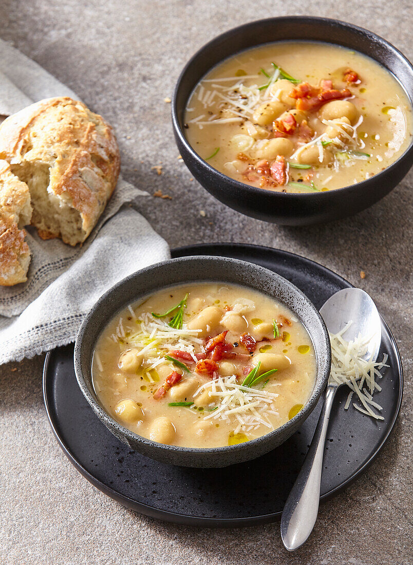 Weiße Bohnensuppe mit Speck und Parmesan