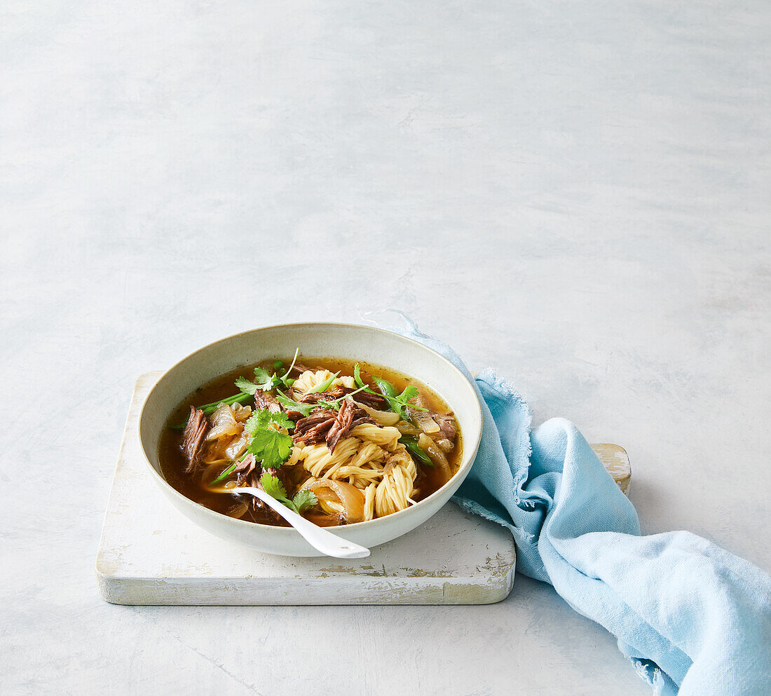 Französische Zwiebel-Rindfleisch-Nudelsuppe