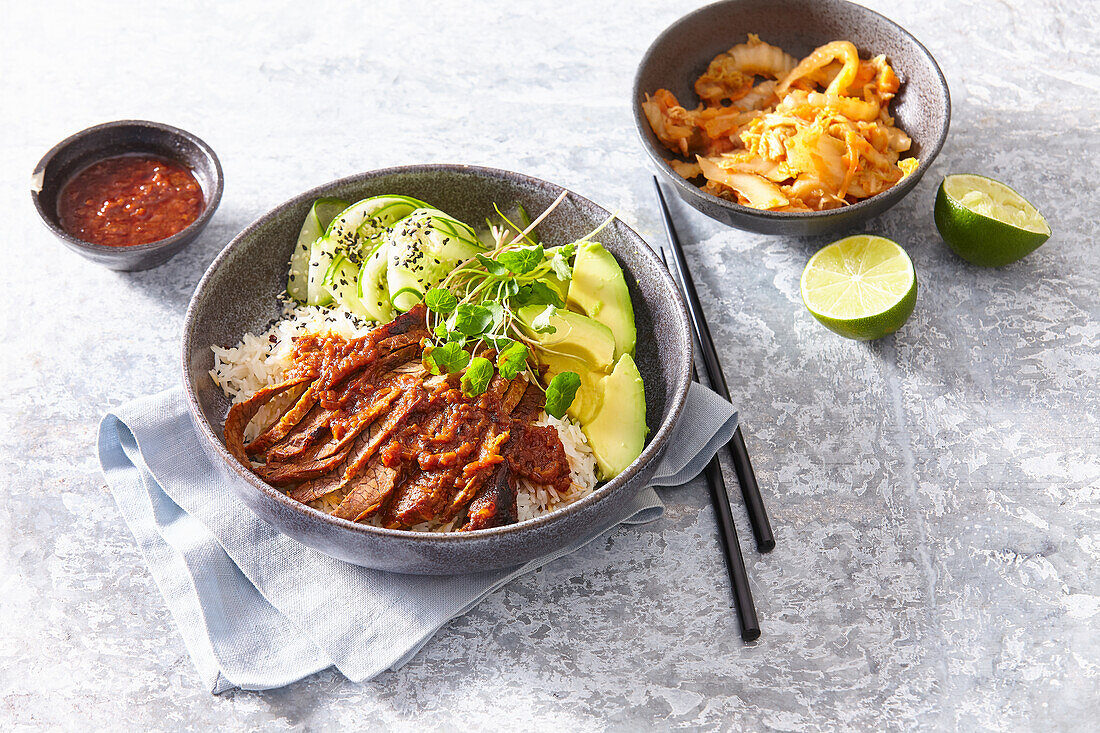 Koreanische Reis-Bowl mit Rindfleisch