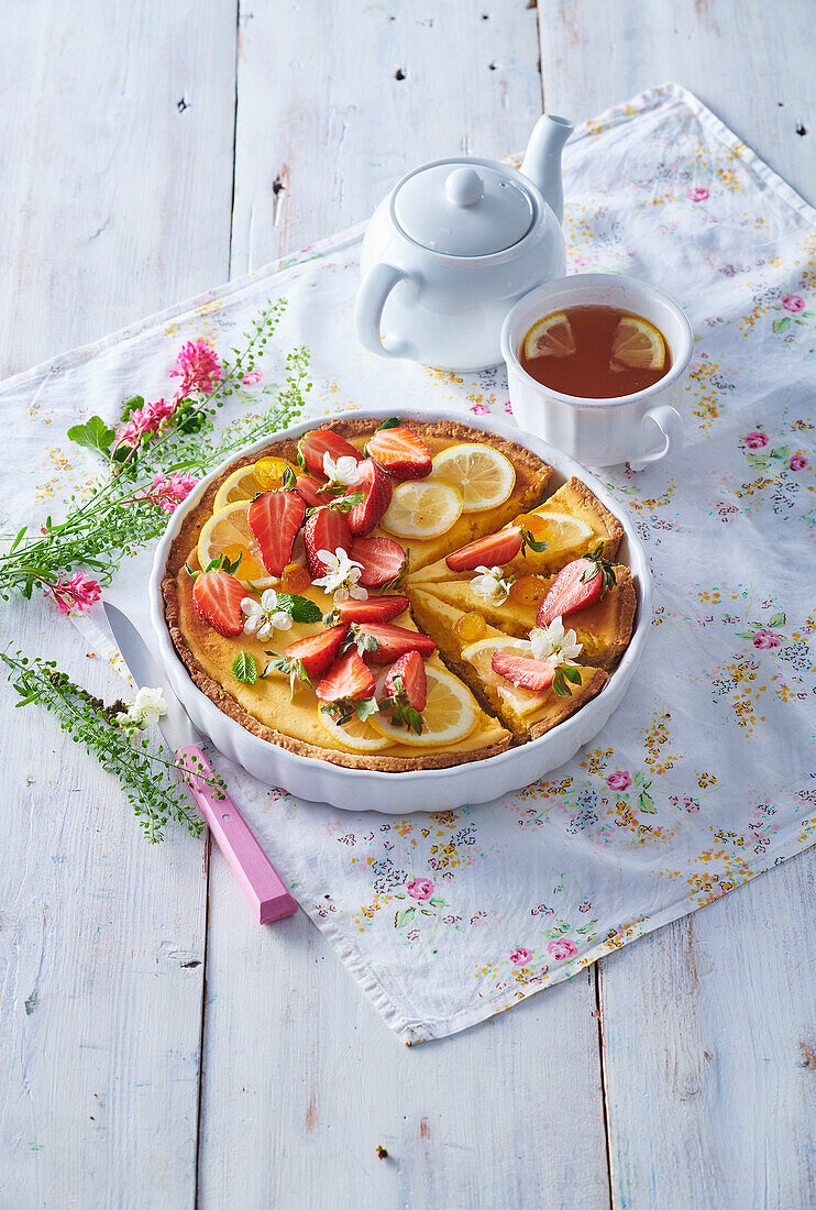 Shortcrust lemon cake with strawberries