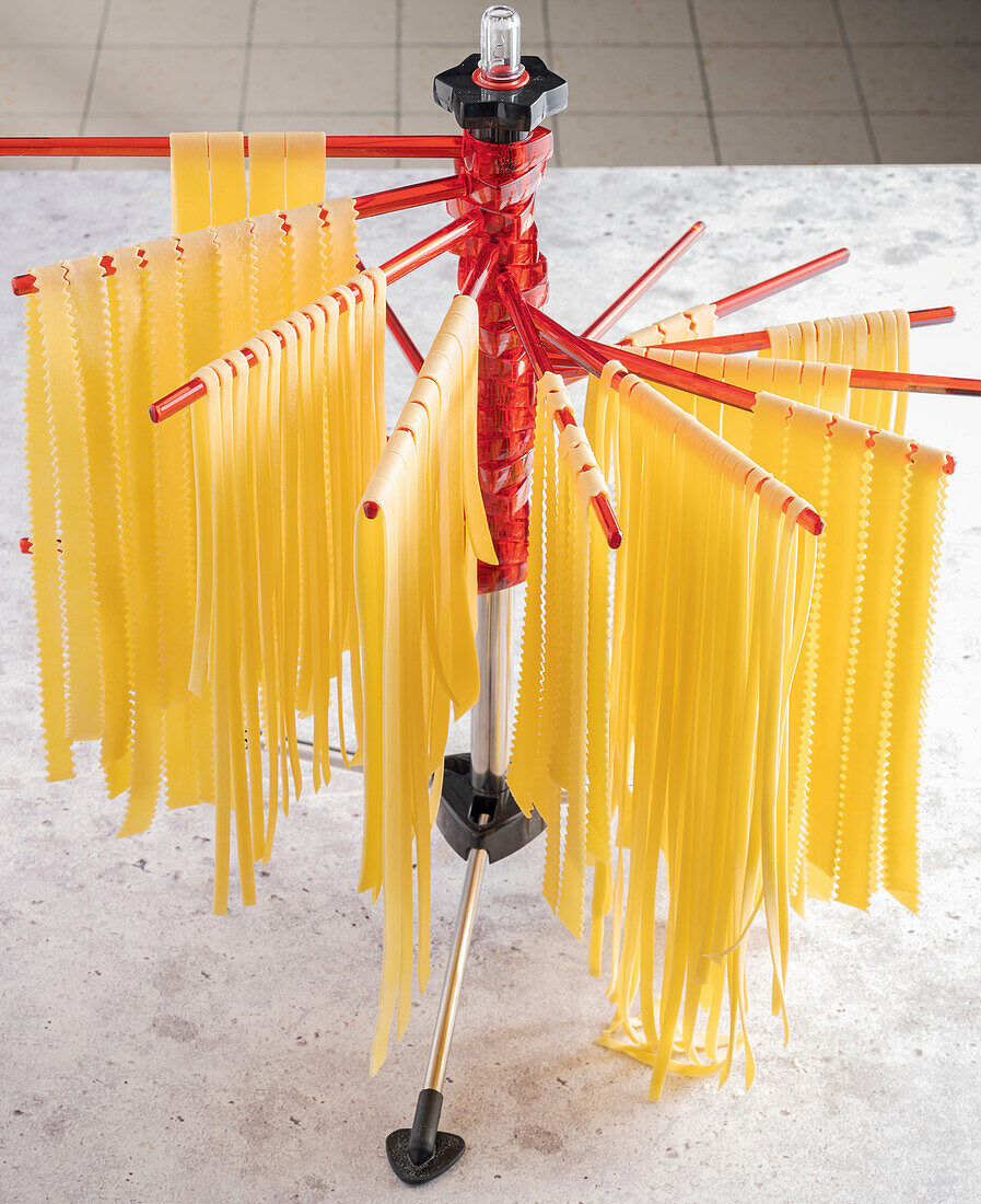 Pappardelle, Reginette und Tagliatelle auf Trockengestell