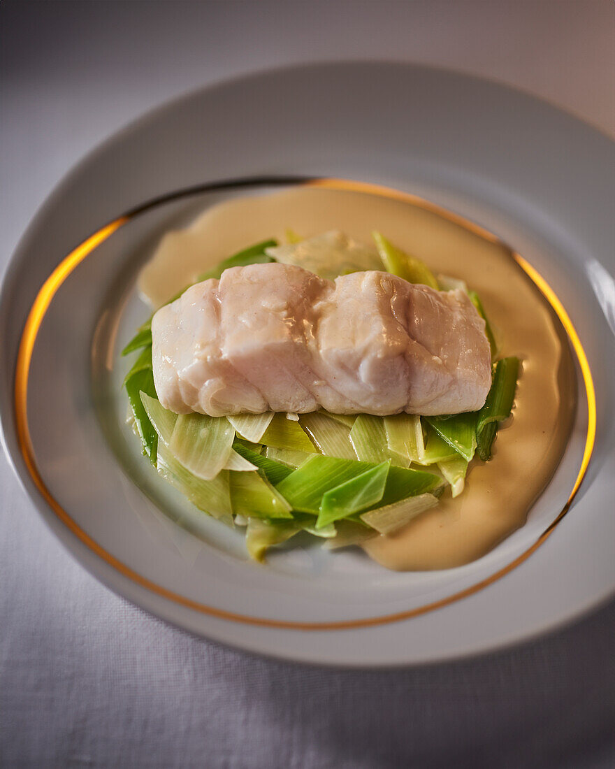 Barschfilet mit Lauchgemüse und Weinsauce