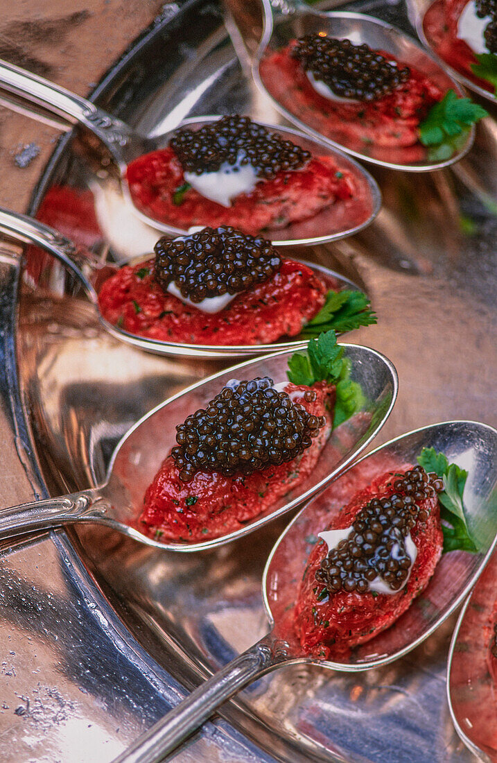 Rindertatar mit schwarzem Kaviar