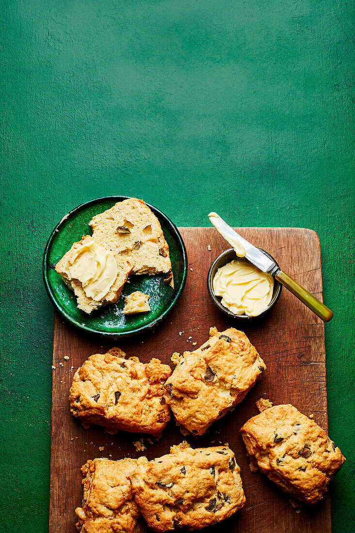 Scones mit Comté und grünen Oliven