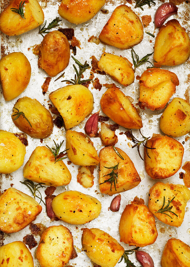 Roasted garlic potatoes with rosemary