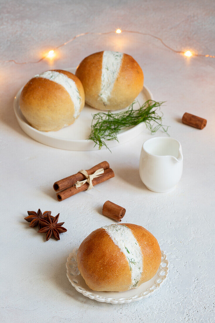 Maritozzi mit Sahne, Fenchel und Pfeffer