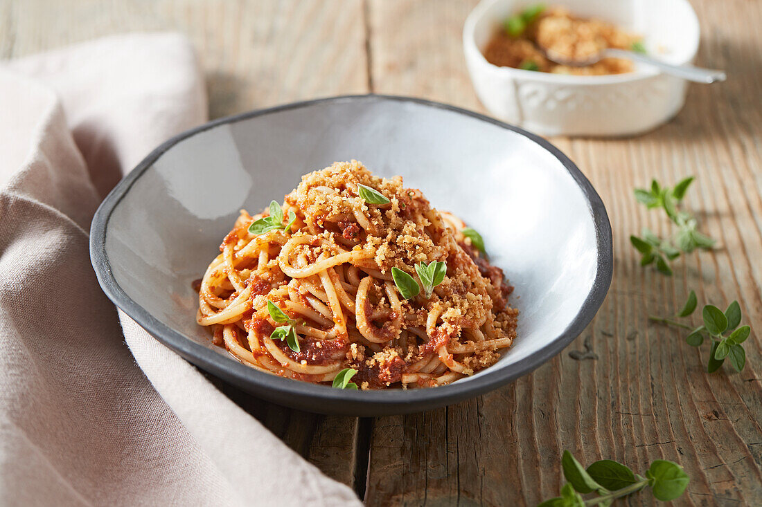 Spaghettoni al Capuliato mit Bröseln und getrockneten Tomaten