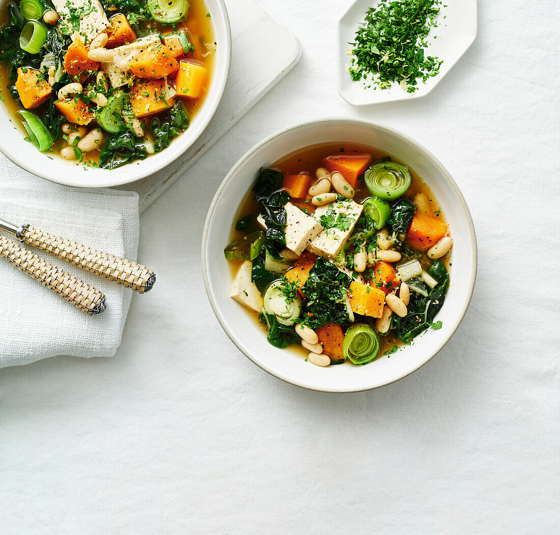 Cannellini-Bohnen-Suppe mit Tofu und Silberrüben