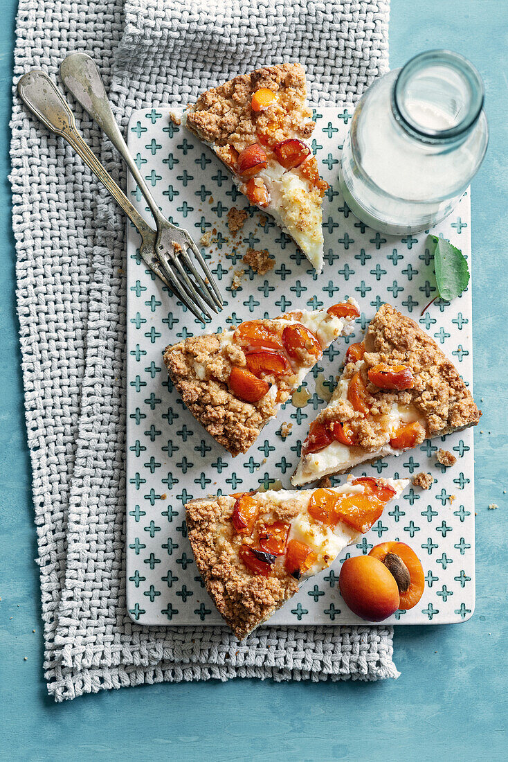 Aprikosenkuchen mit Ricotta und Makronen