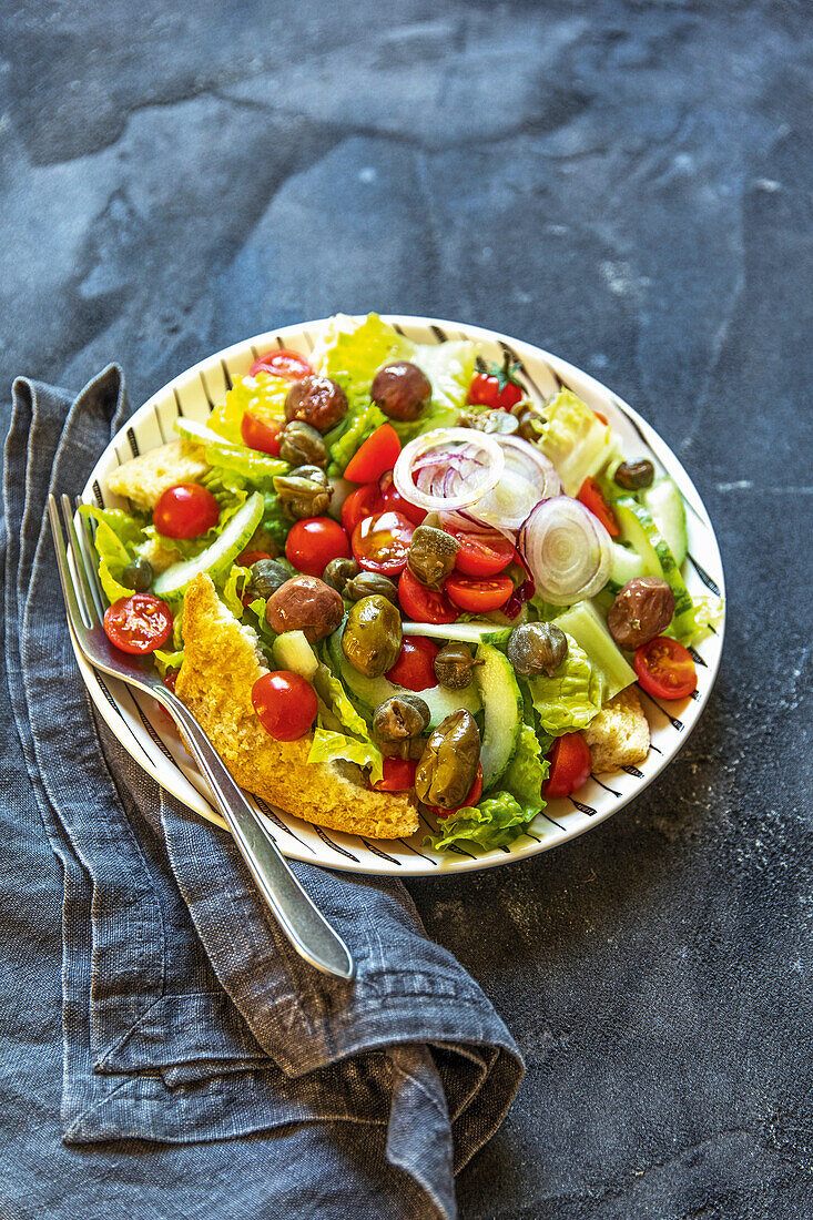 Gemischter Salat mit Caliatu-Brot und Kapern