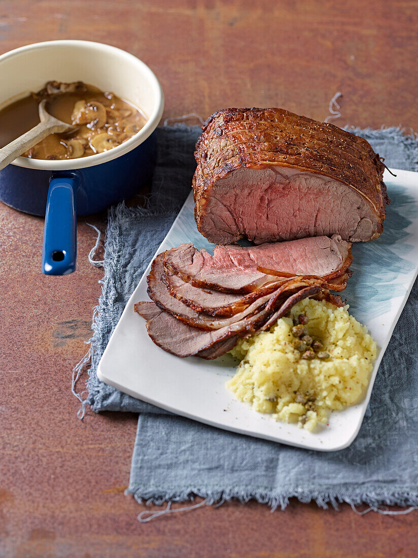 Portwein-Rinderfilet mit Kartoffelpüree und Pilzsauce