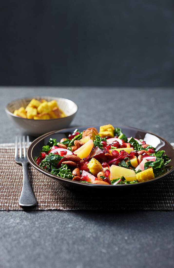 Bunter Rote-Bete-Salat mit Schwarzkohl und Granatapfel
