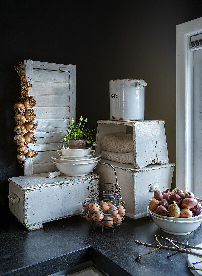 Landhausküche mit rustikalen Vintage-Behältern und Zwiebelzopf