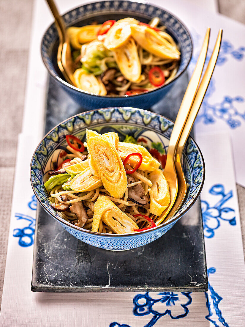 Chinese noodles with shiitake, cabbage and omelette