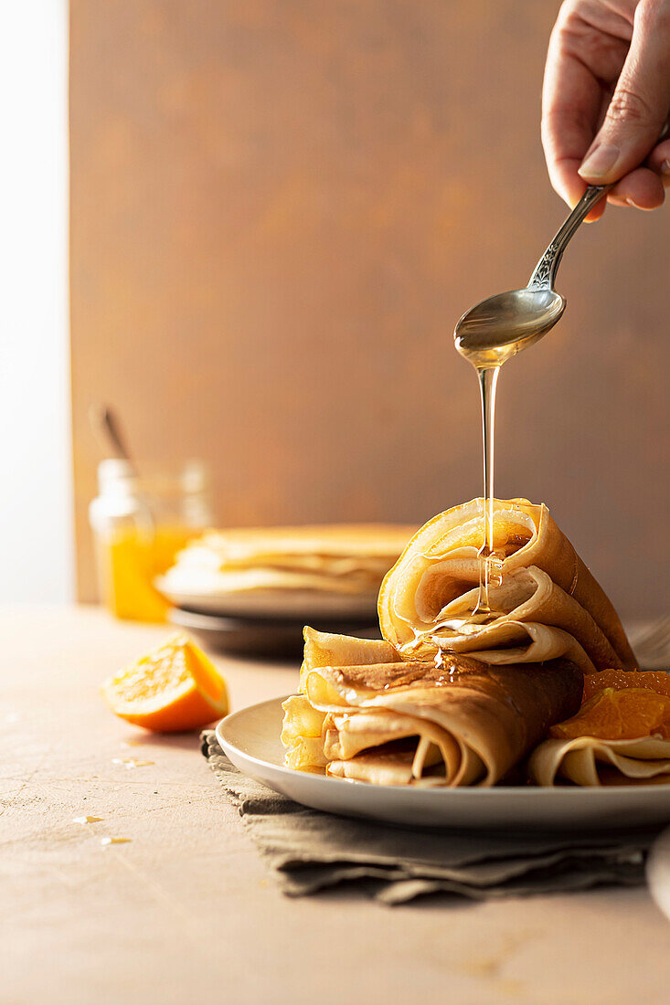 Pfannkuchen mit Honig beträufeln