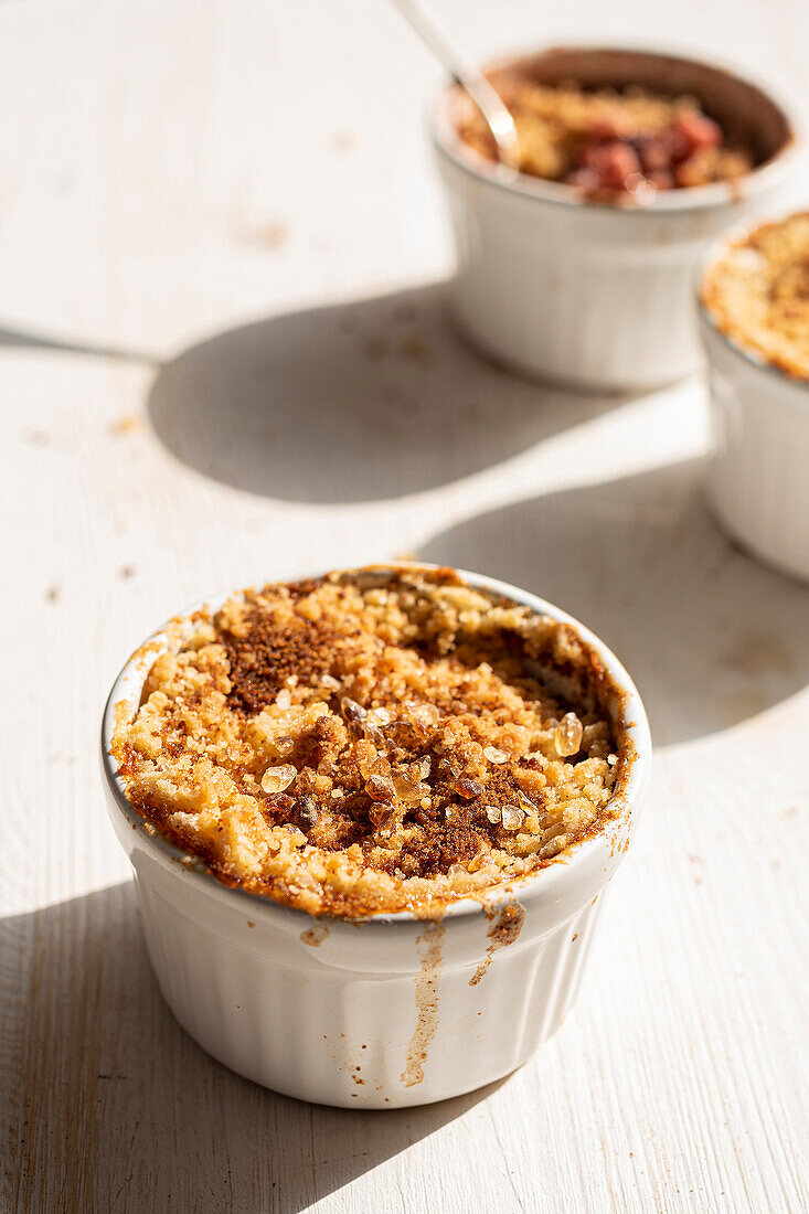 Crumble mit Äpfeln, Zimt und braunem Zucker