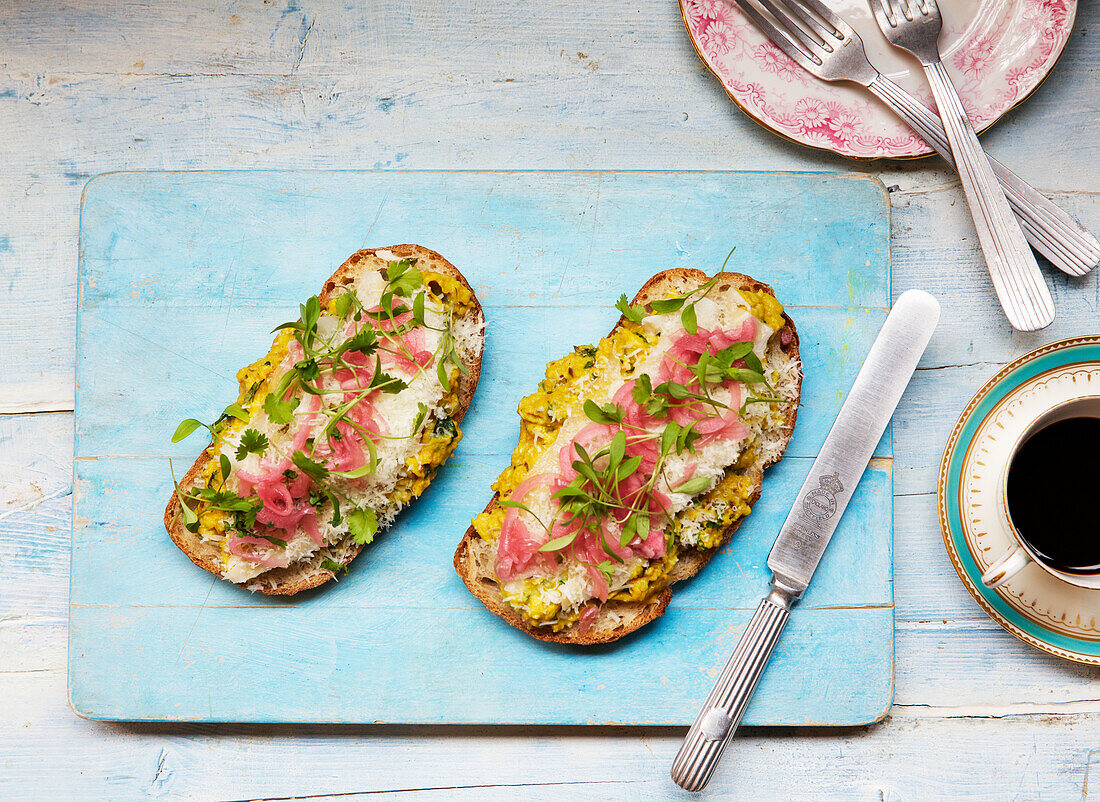 Toasted bread with prawns and red onions