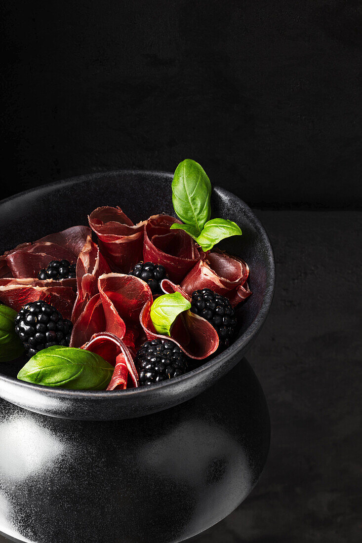 Bresaola with blackberries and basil