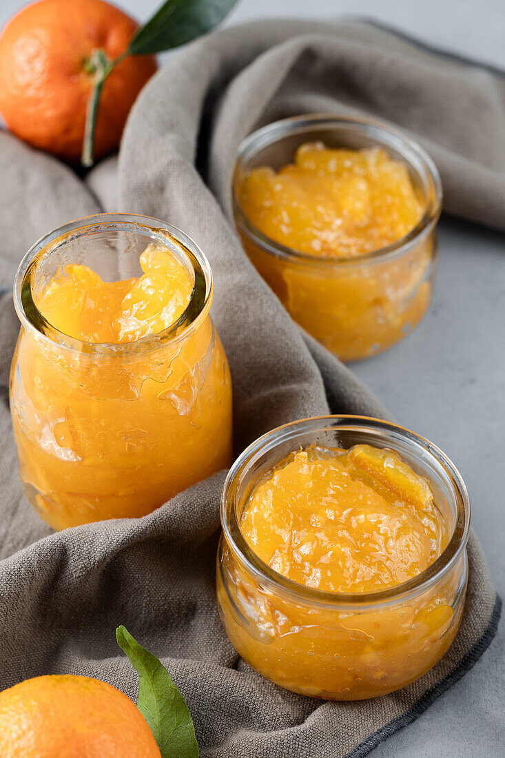 Mandarinenmarmelade in Gläsern