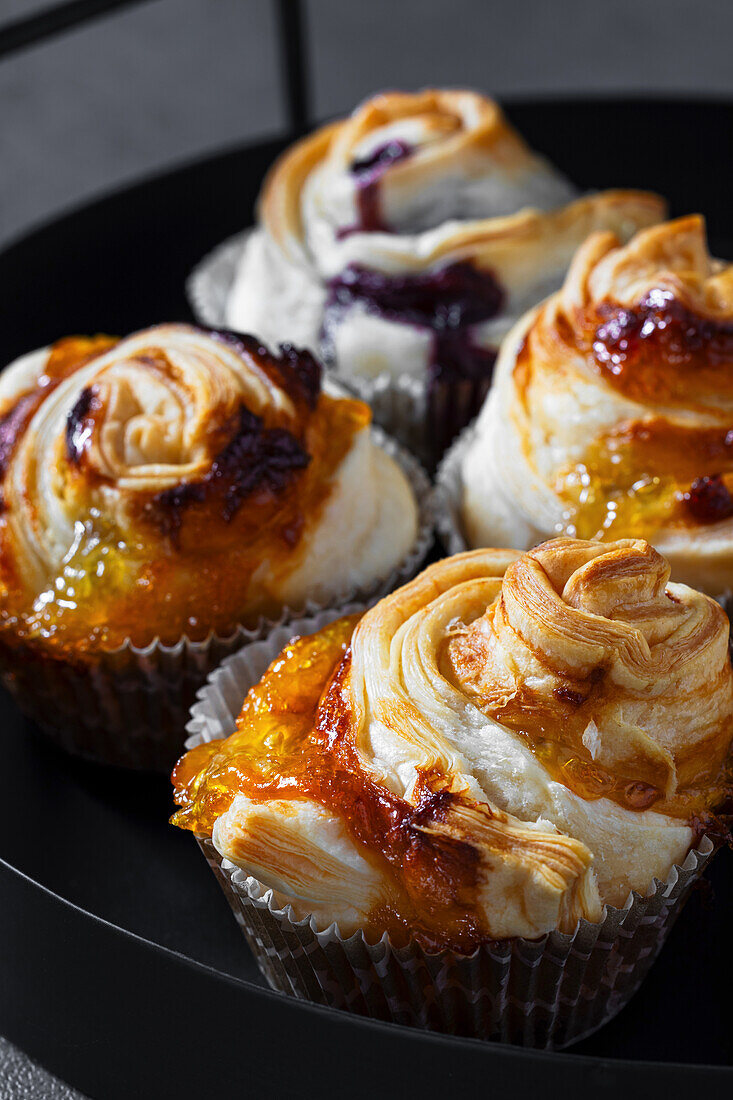 Puff pastry buns with jam