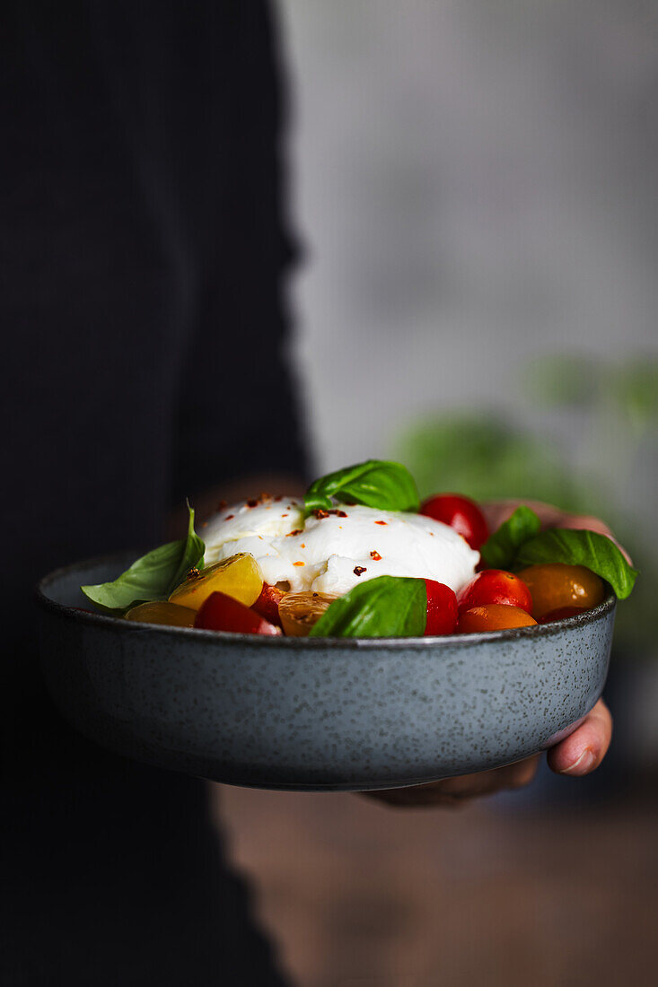 Schüssel mit Salat Caprese