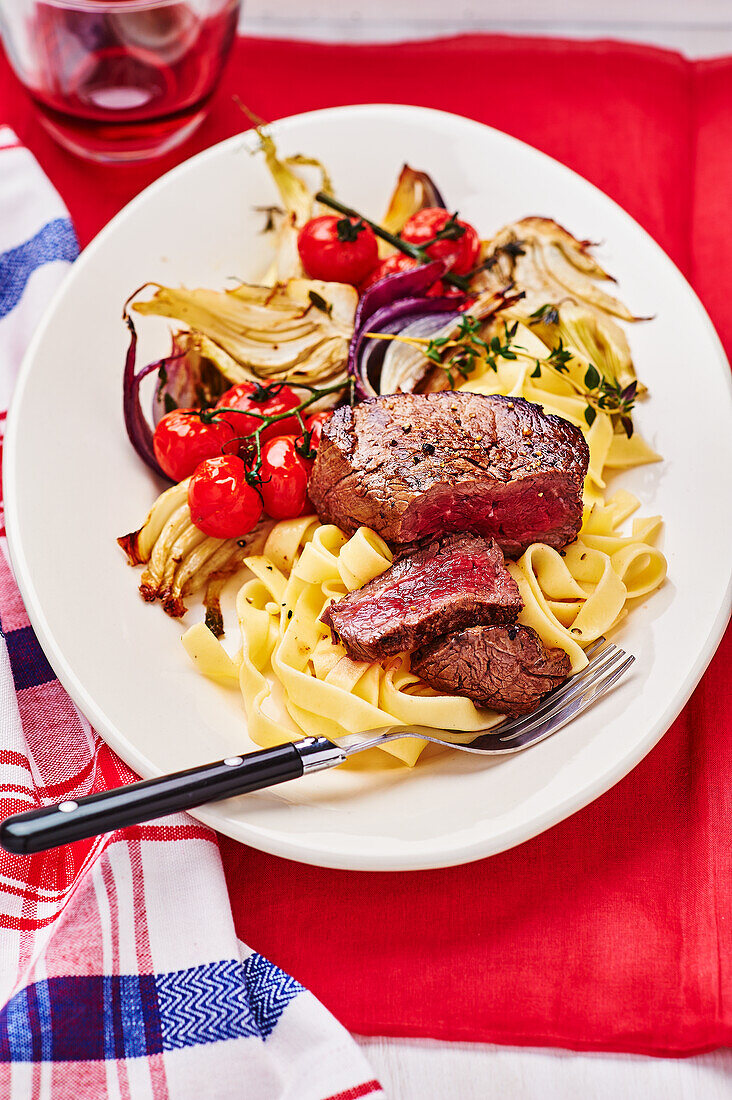 Steak mit Tagliatelle, Gorgonzolasauce und geröstetem Gemüse