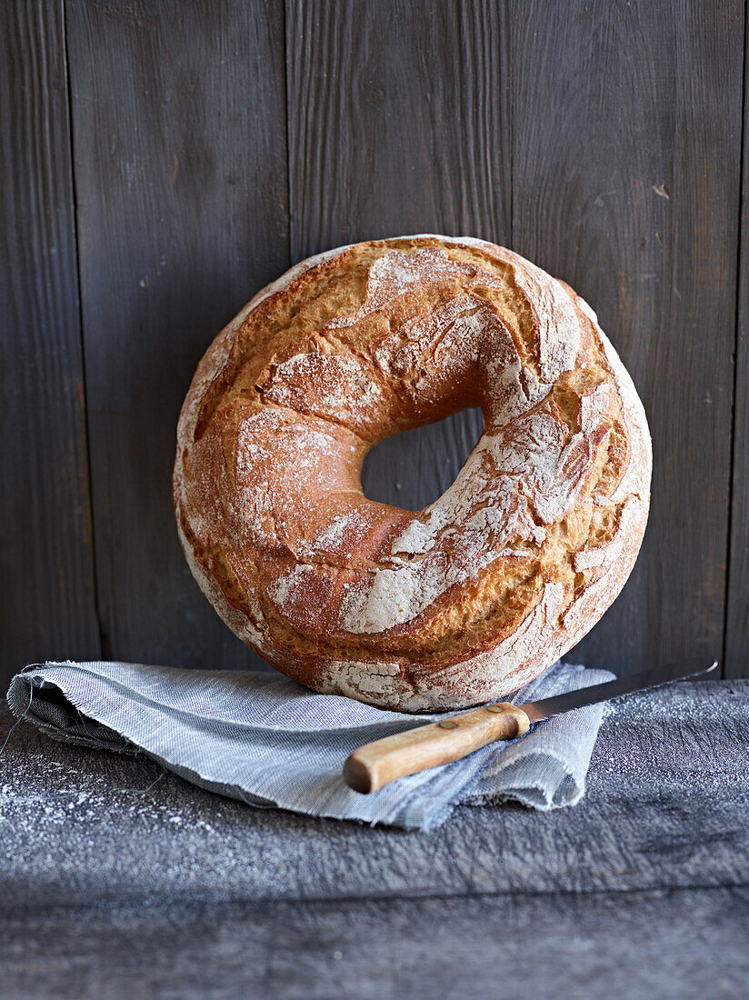 Ring-shaped light-coloured bread