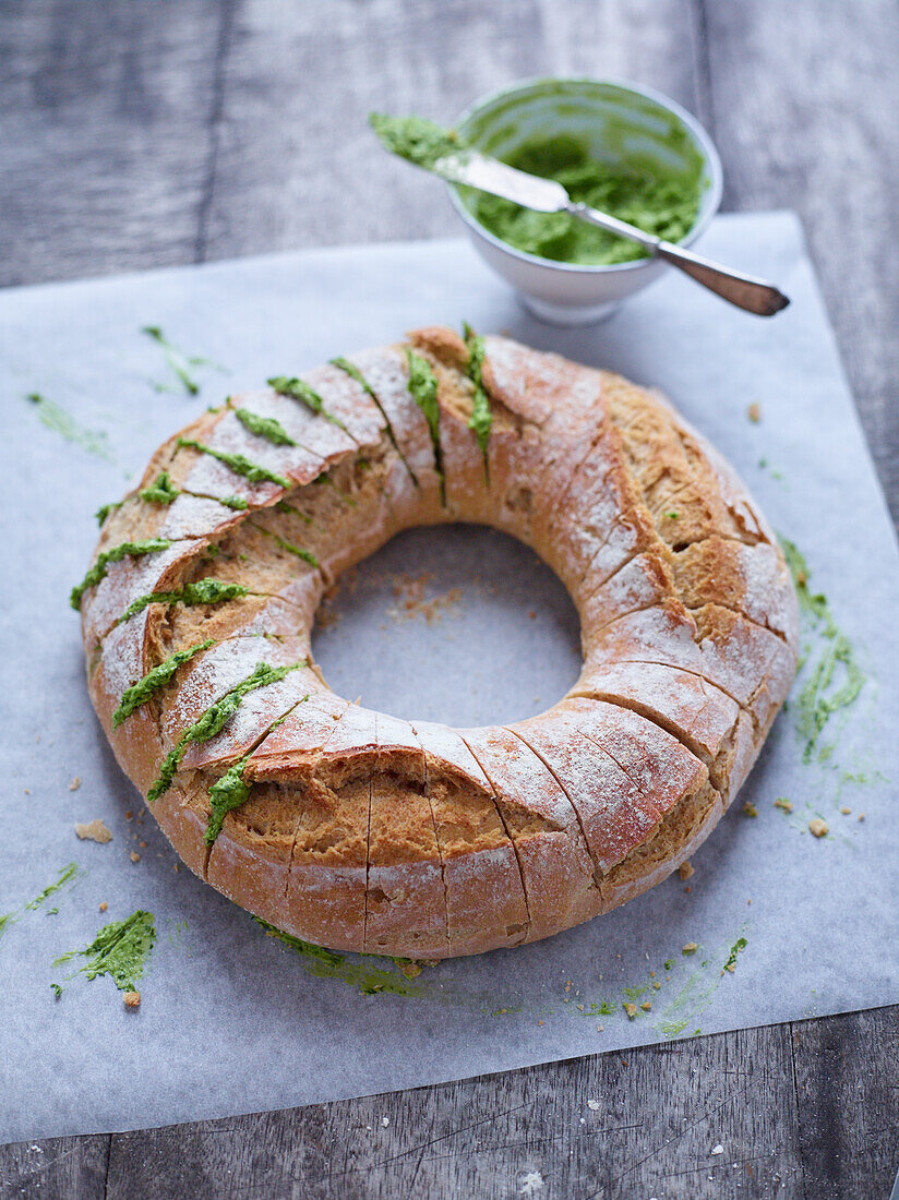 Brotring mit Bärlauchbutter