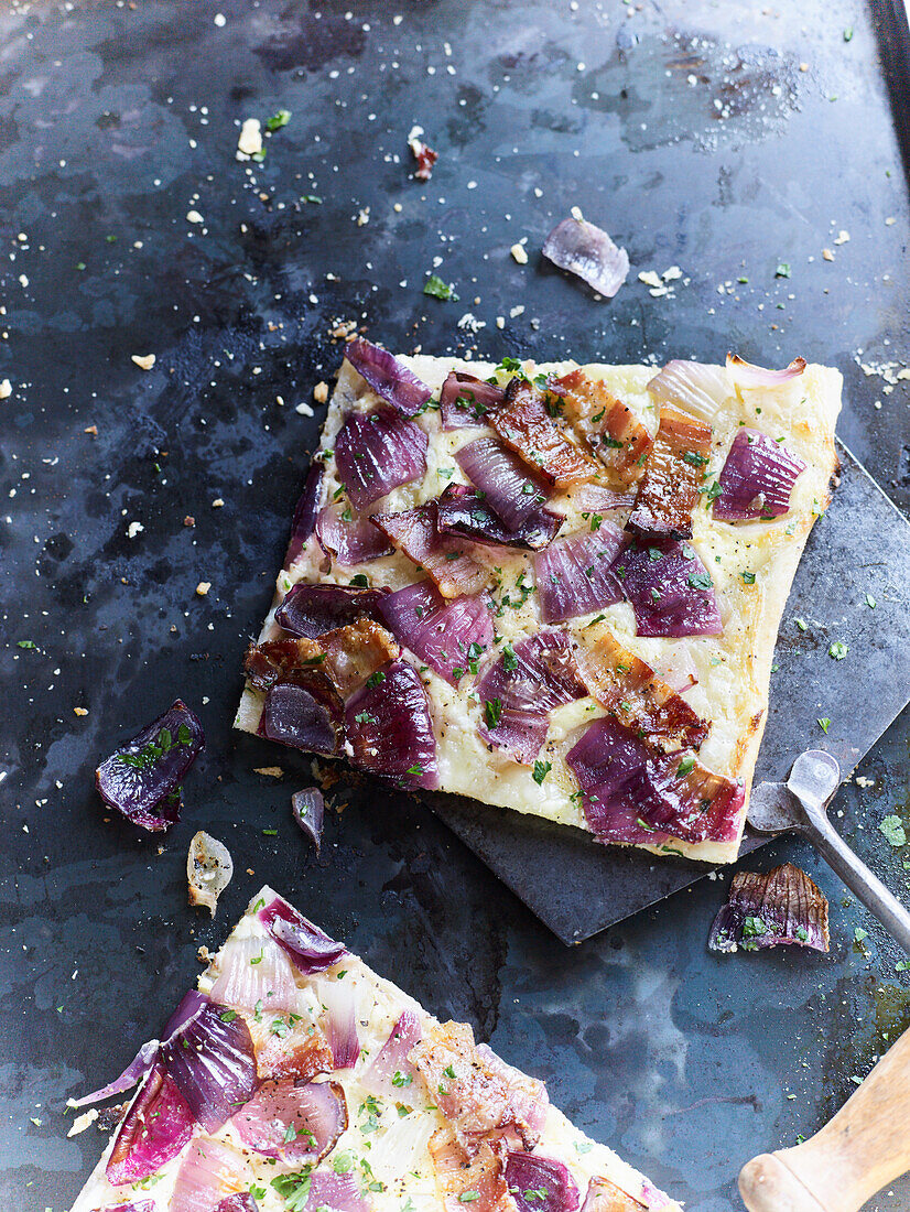 Flammkuchen mit roten Zwiebeln