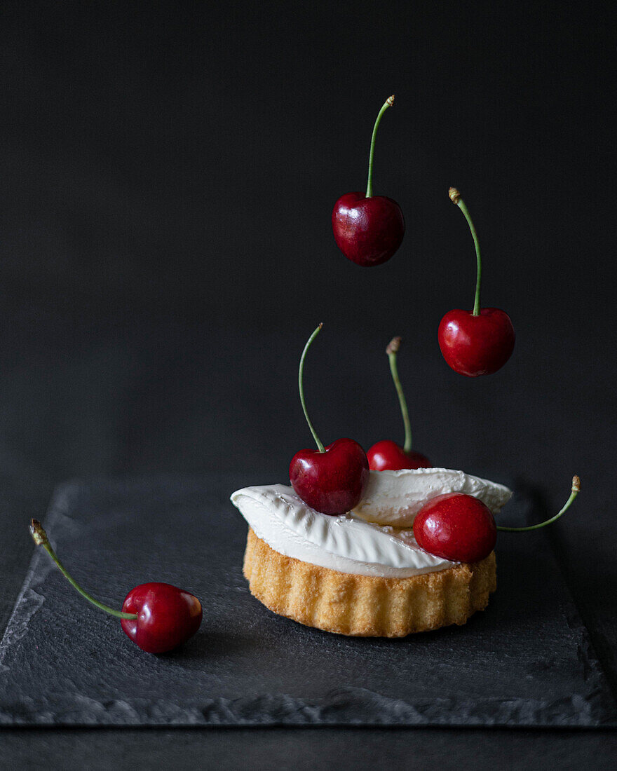 Tartlet with mascarpone and cherries