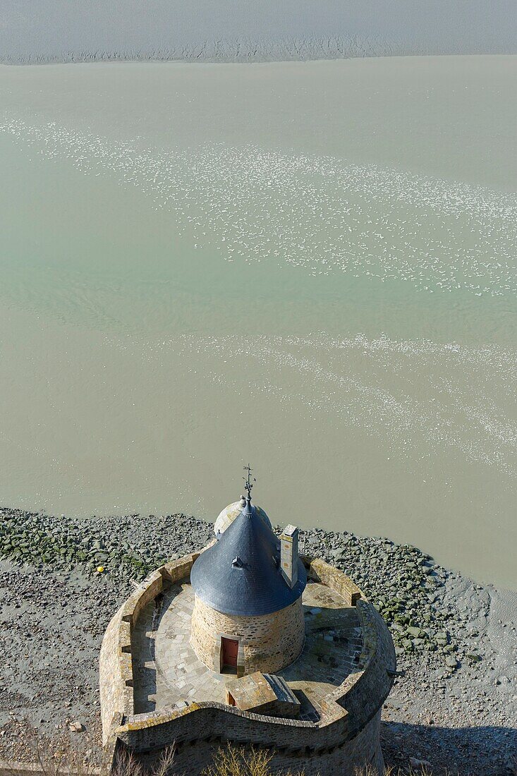 Frankreich,Manche,Die Bucht von Mont Saint Michel, die von der UNESCO zum Weltkulturerbe erklärt wurde,Mont Saint Michel,der Turm Gabriel und der Fluss Couesnon bei Flut