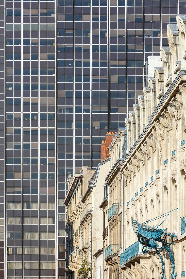 Frankreich,Meurthe et Moselle,Nancy,Fassadenreihe in der Straße Henri Poincare, darunter die Fassade der Chambre de Commerce et d'Industrie de Meurthe et Moselle (Handels- und Industriekammer von Meurthe und Mosel), 1909 von den Architekten Louis Marcal und Emile Toussaint im Jugendstil erbaut, im Vordergrund der Turm Thiers, im Hintergrund