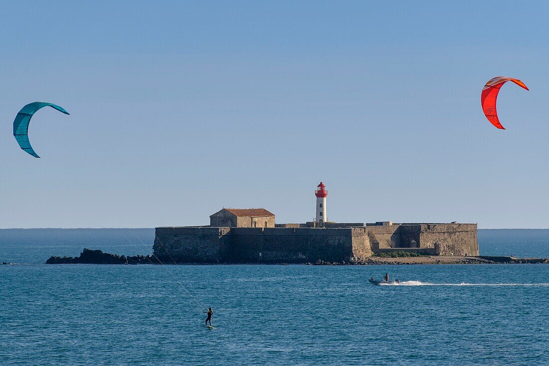 Frankreich,Herault,Agde,Kap von Agde,Kite-Surfer mit Fort Brescou im Hintergrund