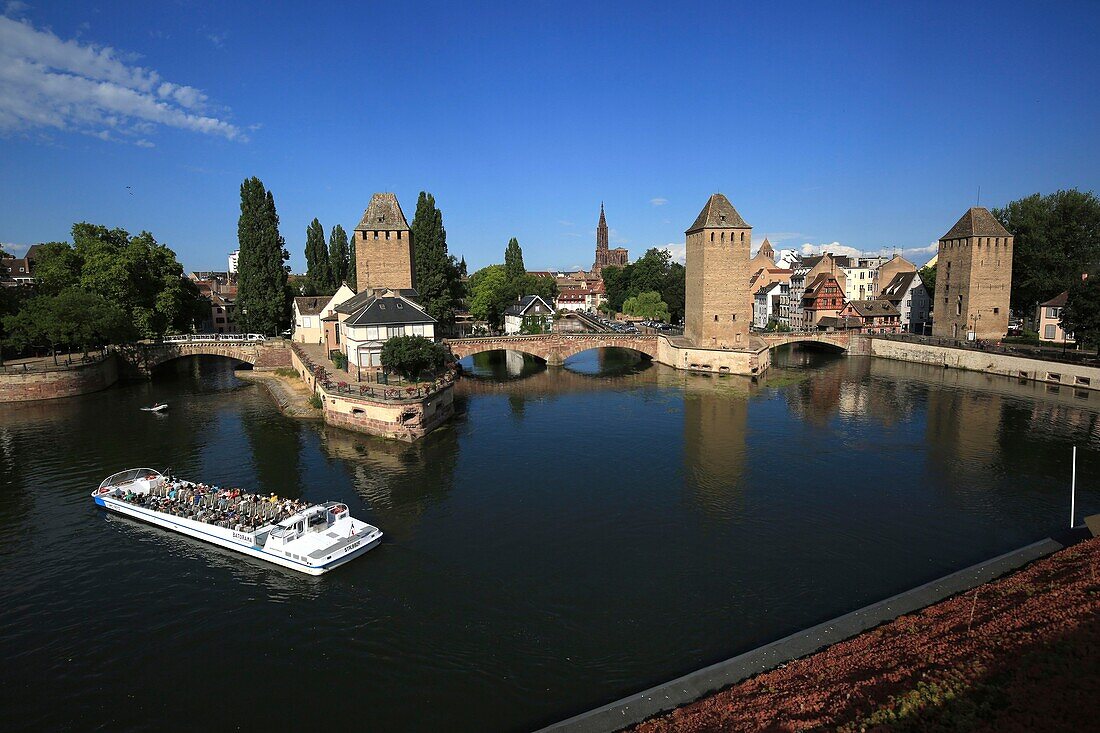 Frankreich,Bas Rhin,Straßburg,Überdachte Brücken vom Vauban-Damm aus gesehen,im Hintergrund die Kathedrale