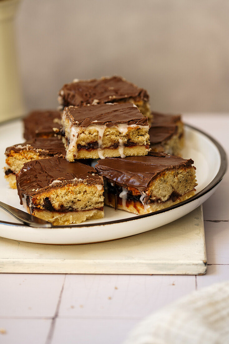 Schokoladenkuchen mit Fruchtmarmelade